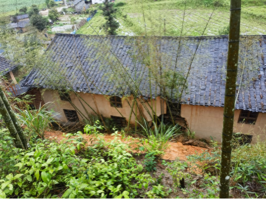 好险三明这户人家转移后滑坡冲进房子