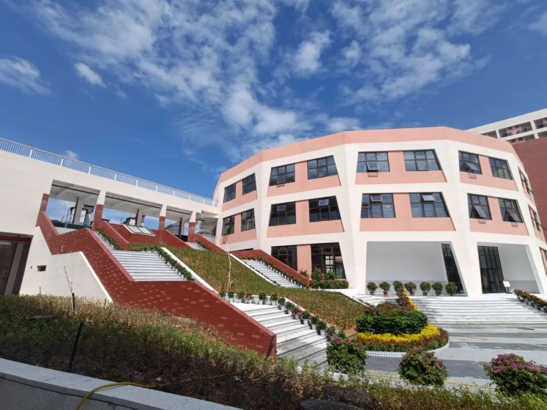 向下滑动查看更多图片武夷校区高中部,坐落于风景如画的南平市武夷