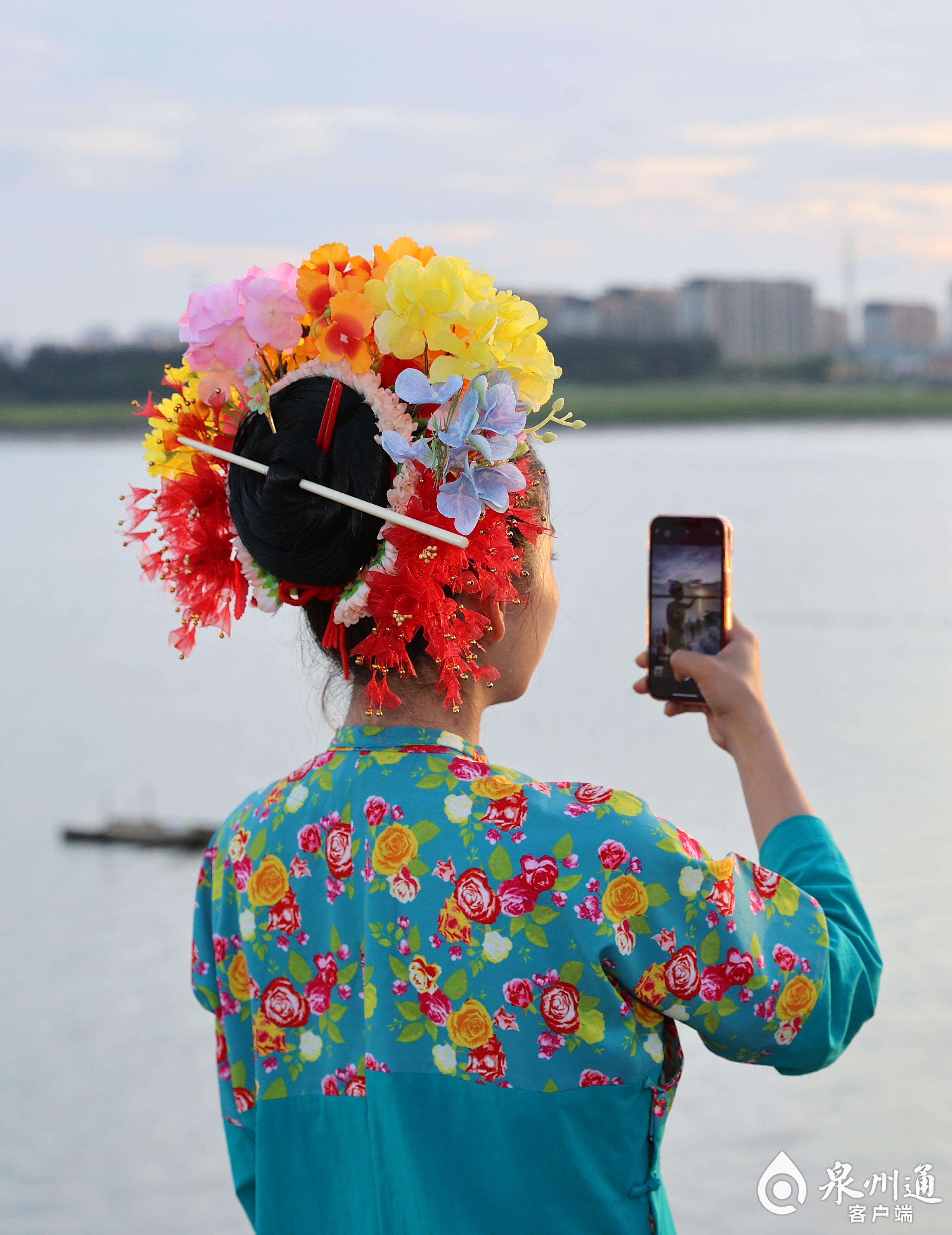 蟳埔女文化簪花围服务规范即将出台让蟳埔女传统服饰重回c位