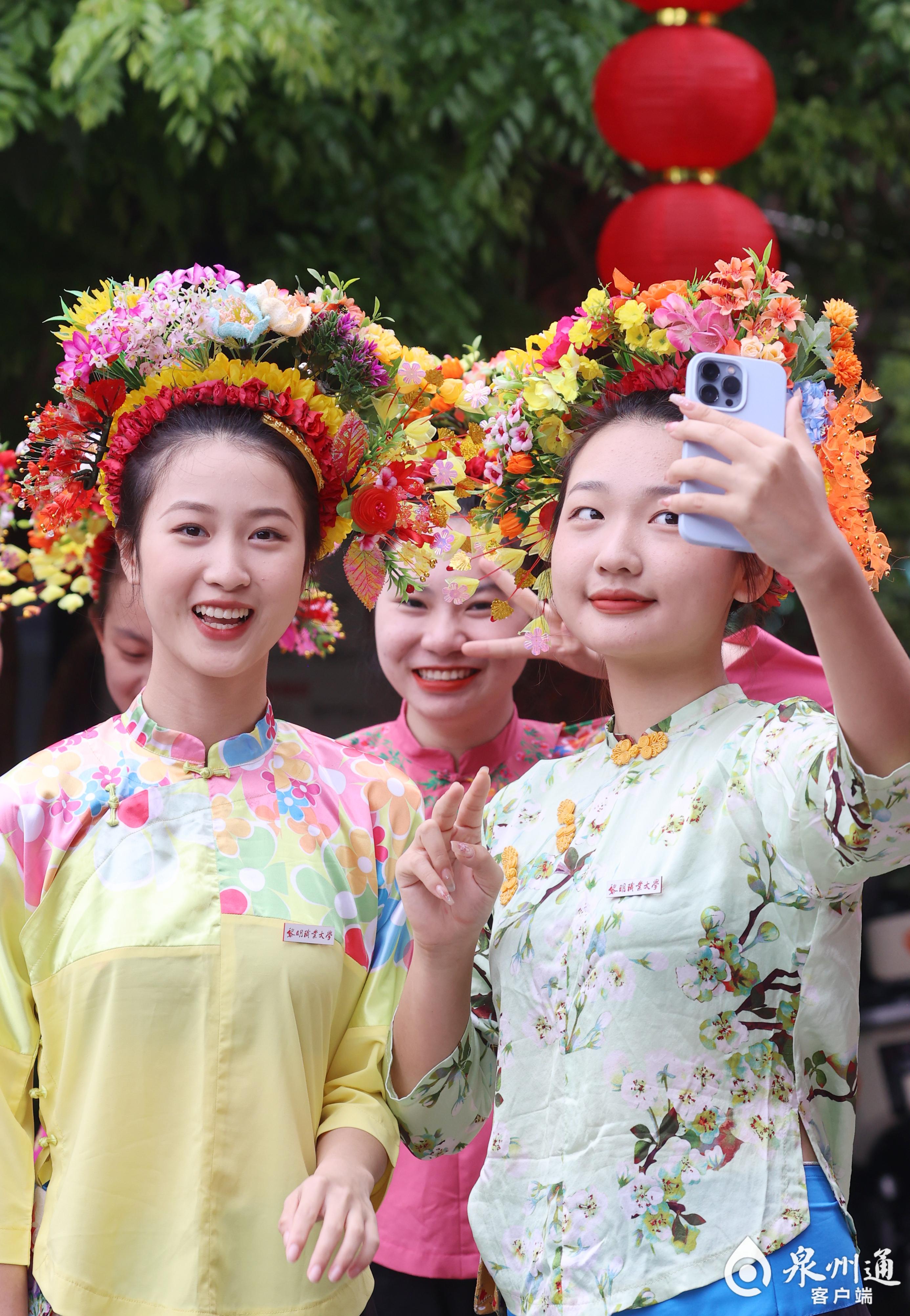 蟳埔女文化簪花围服务规范即将出台让蟳埔女传统服饰重回c位