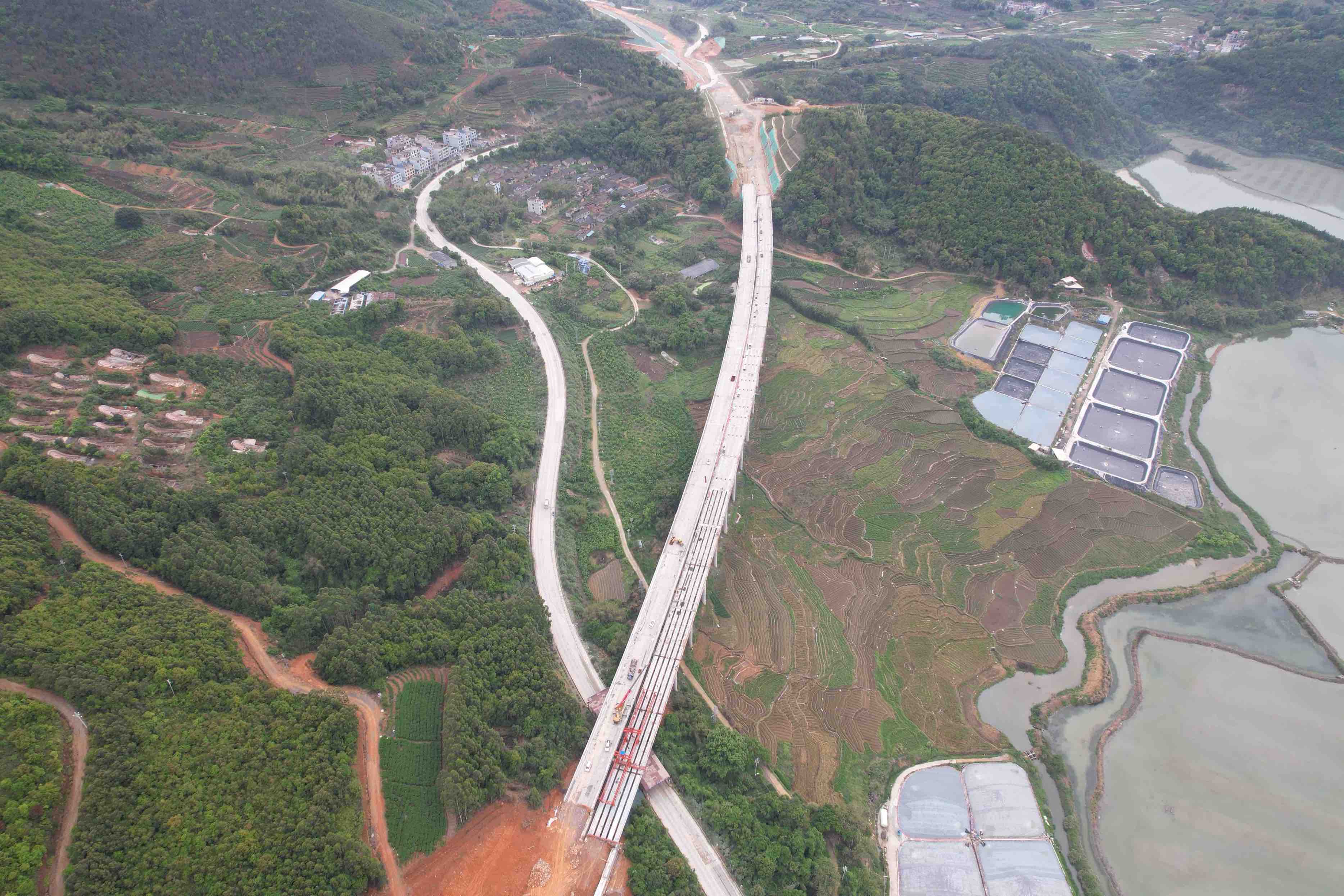 宁上高速八尺大桥实现双幅贯通