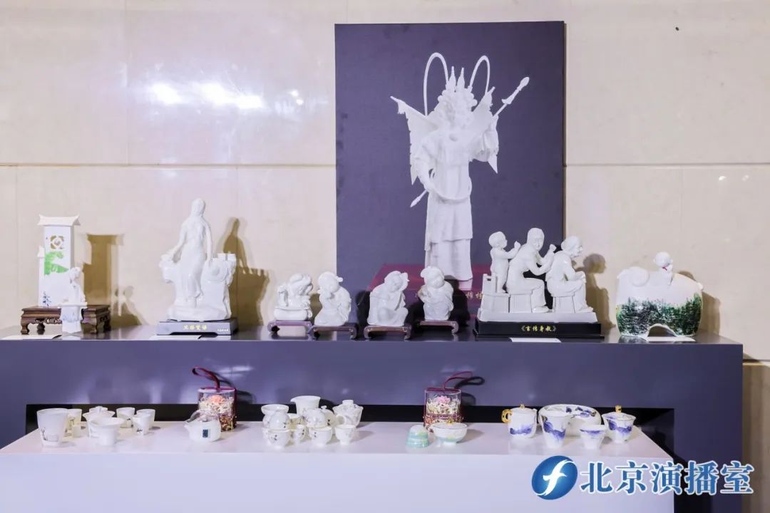 德化陶瓷以"白"见长,瓷雕技艺闻名天下,因"白如雪,润如玉,薄如纸,声如