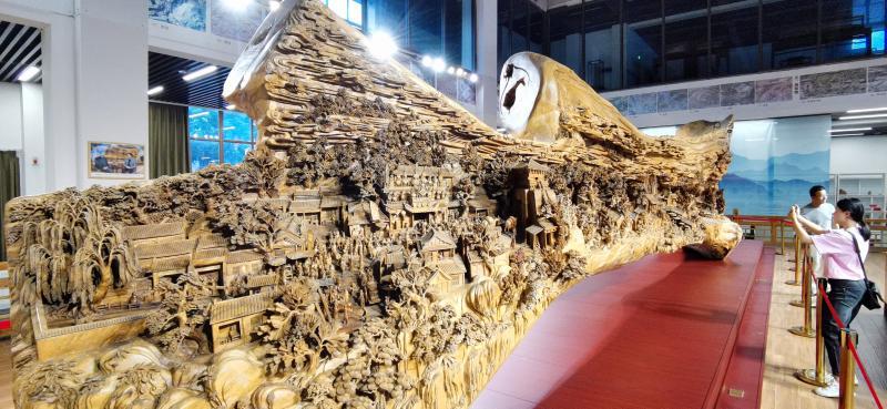 郑春辉团队创作的木雕《清明上河图》，被载入“世界上最长的木雕”吉尼斯世界纪录。（本报记者 陈盛钟 摄）.jpg
