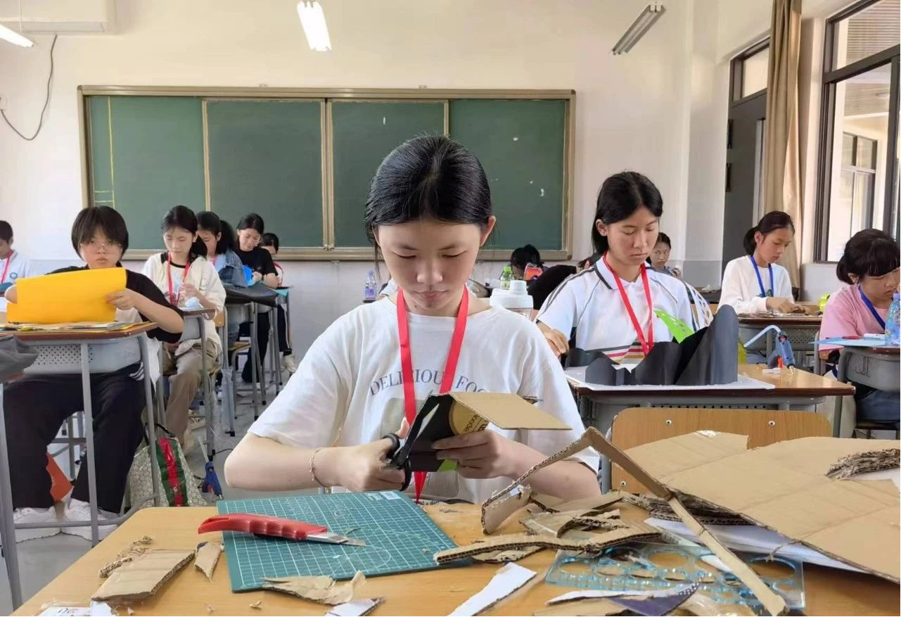 据了解,作为本次活动承办方,惠安荷山中学秉承"为社会文明进步育人,为