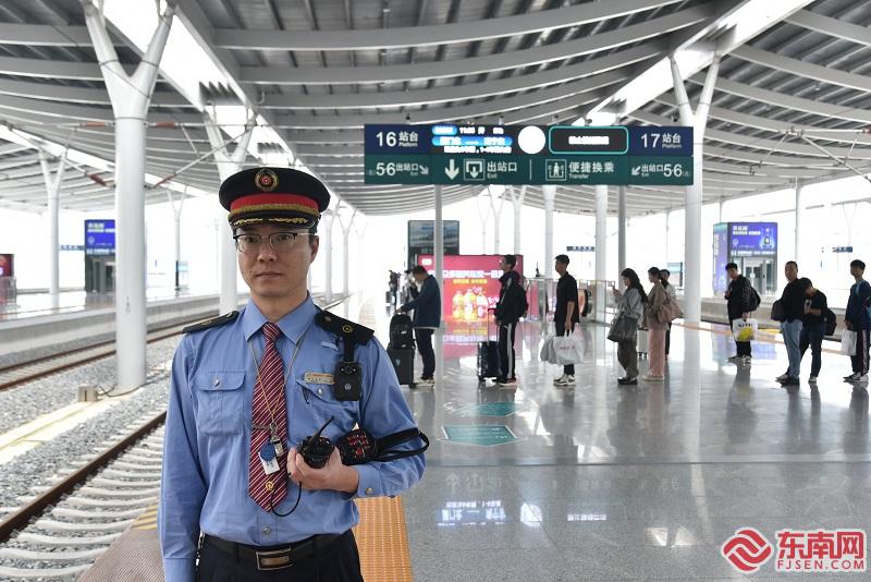 火车站工作人员值守站台.