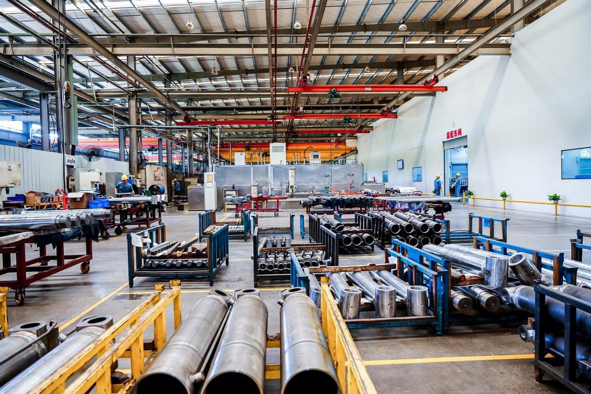 媒体团现场参观了银华展厅及车间,并现场听取了银华机械副董事长郭松