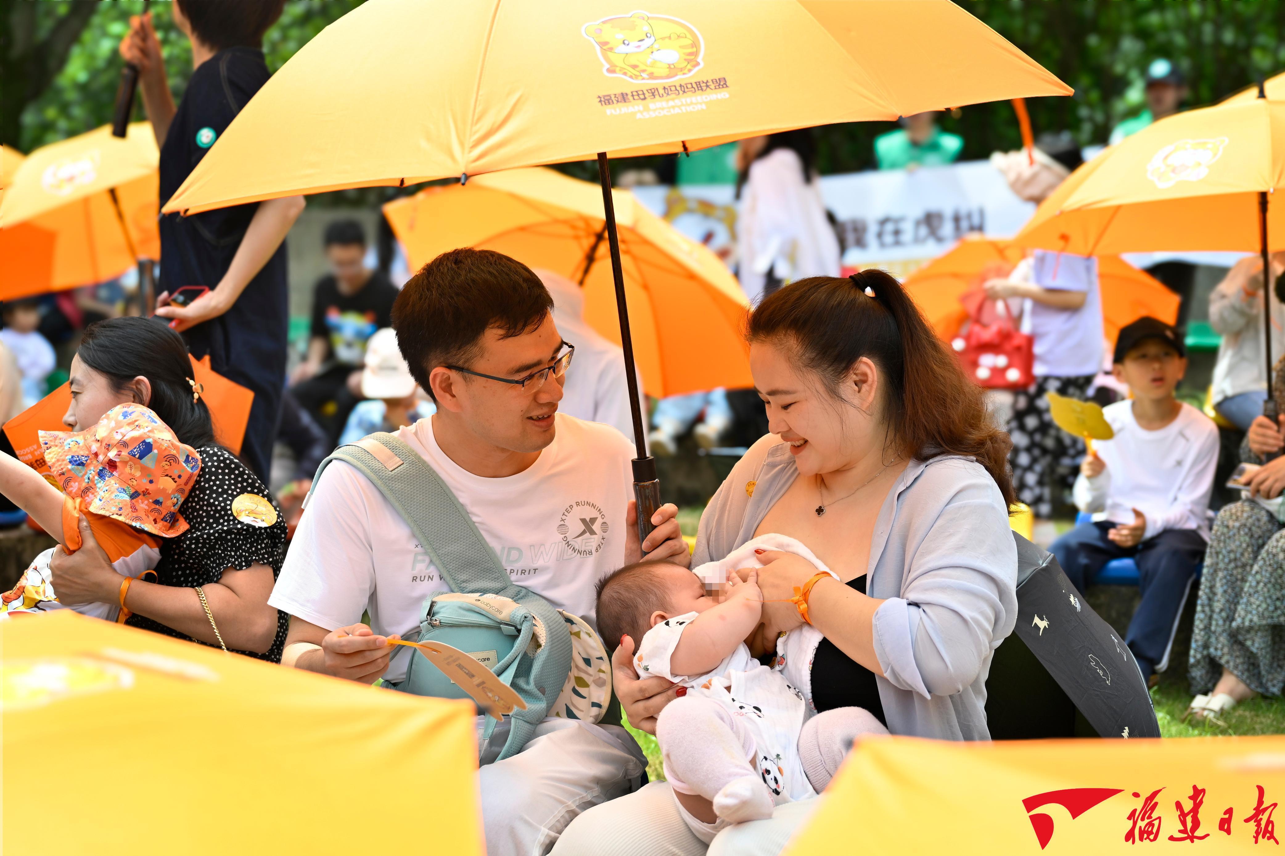 数十位母亲齐聚福州市儿童公园,通过集体哺乳快闪的方式,宣传母乳喂养