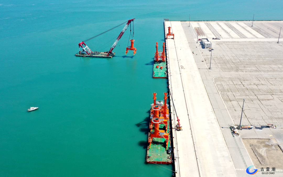 古雷港区这个码头迎来4台"钢铁侠" 助力港口物流升级