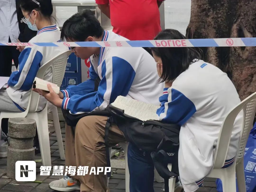 一举高"粽"妹妹也穿上旗袍前来送考不少家长身穿红衣前来送考福州四中