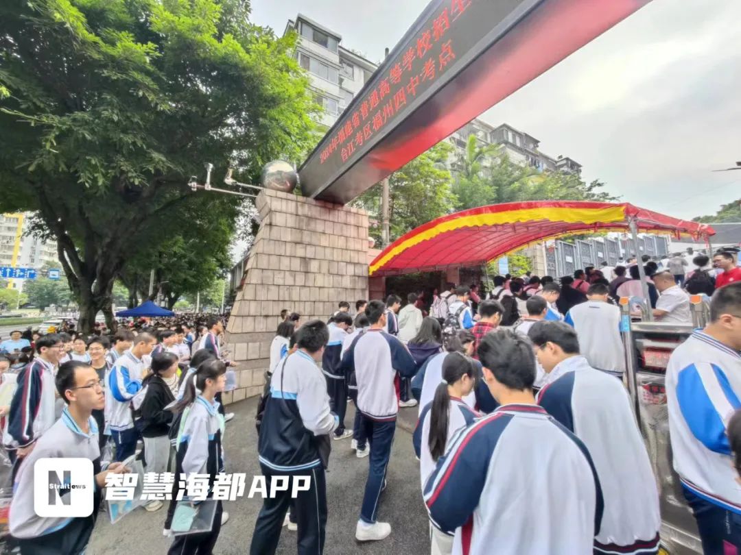 一举高"粽"妹妹也穿上旗袍前来送考不少家长身穿红衣前来送考福州四中