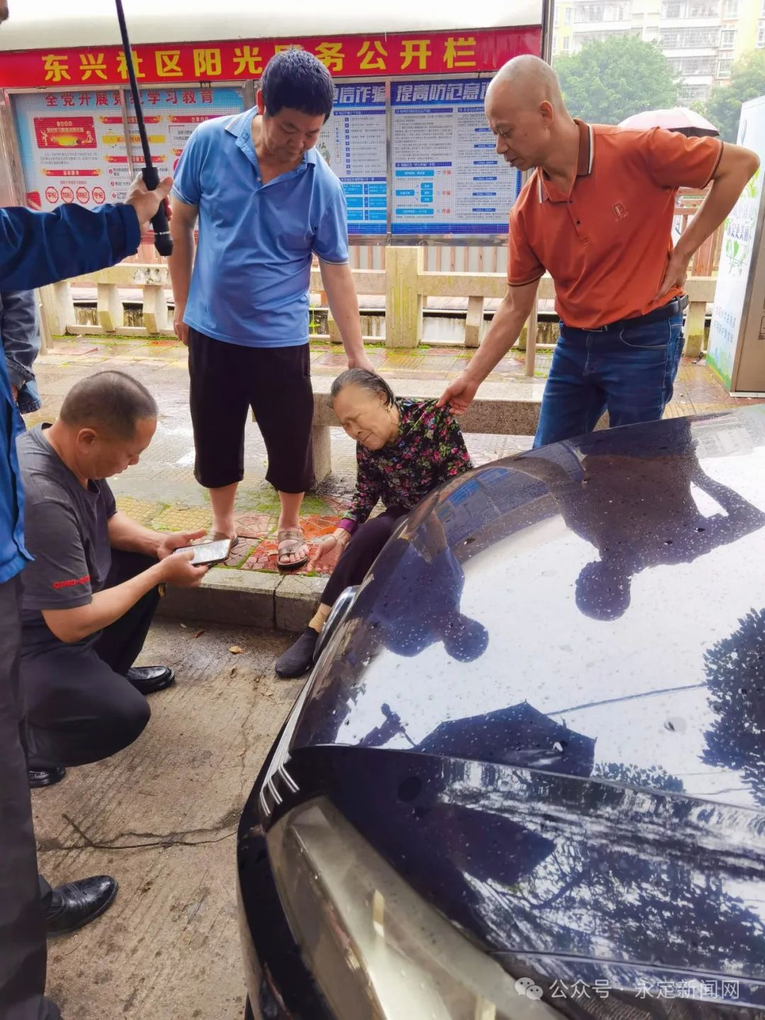 "6月5日下午5:50左右,永定区凤城街道东兴社区62岁的党员郑永煌在东岩