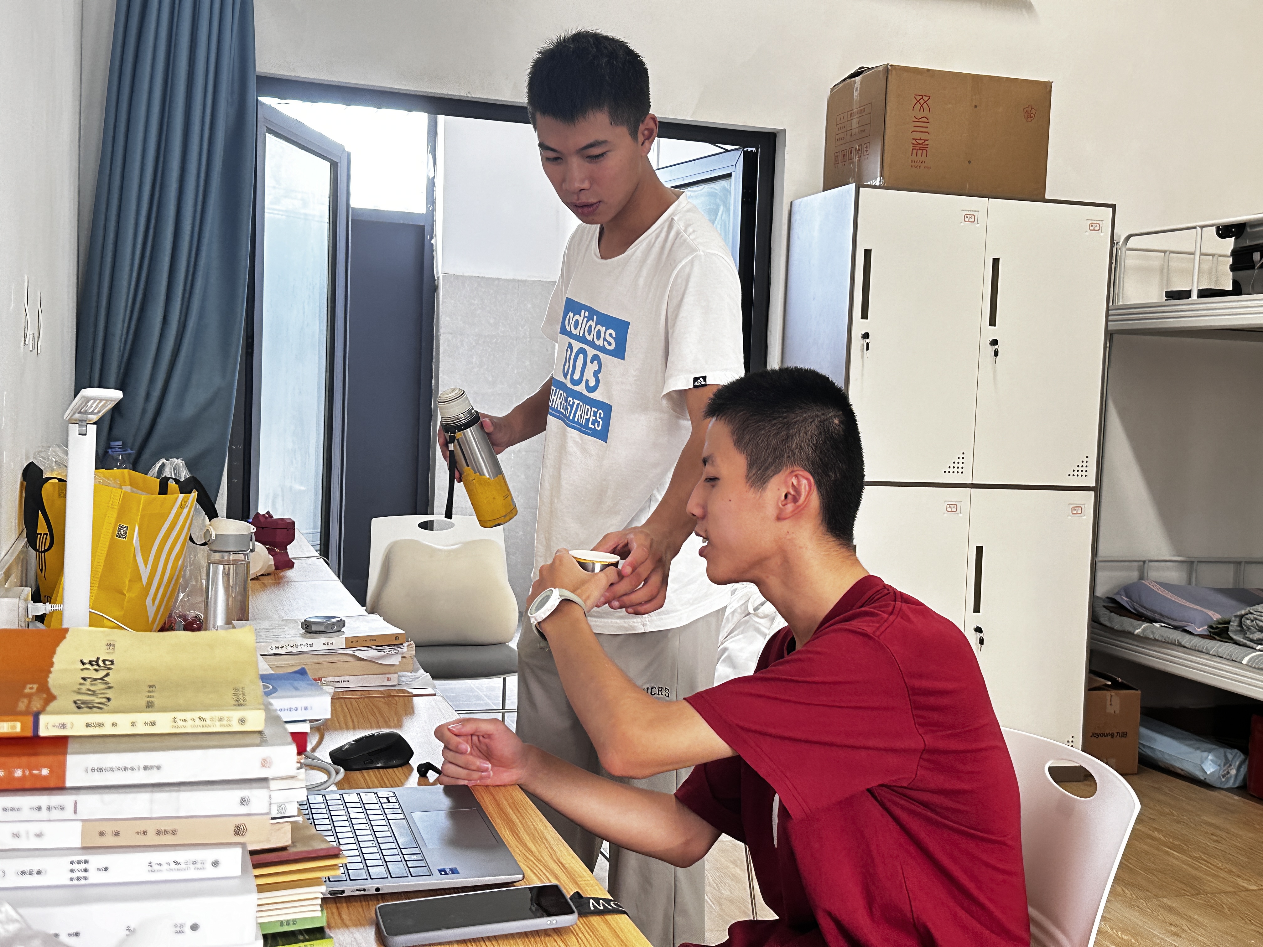 首页>城市>莆田>陈嘉聪的舍友王浩源,是他的学长,也是一名退役大学生