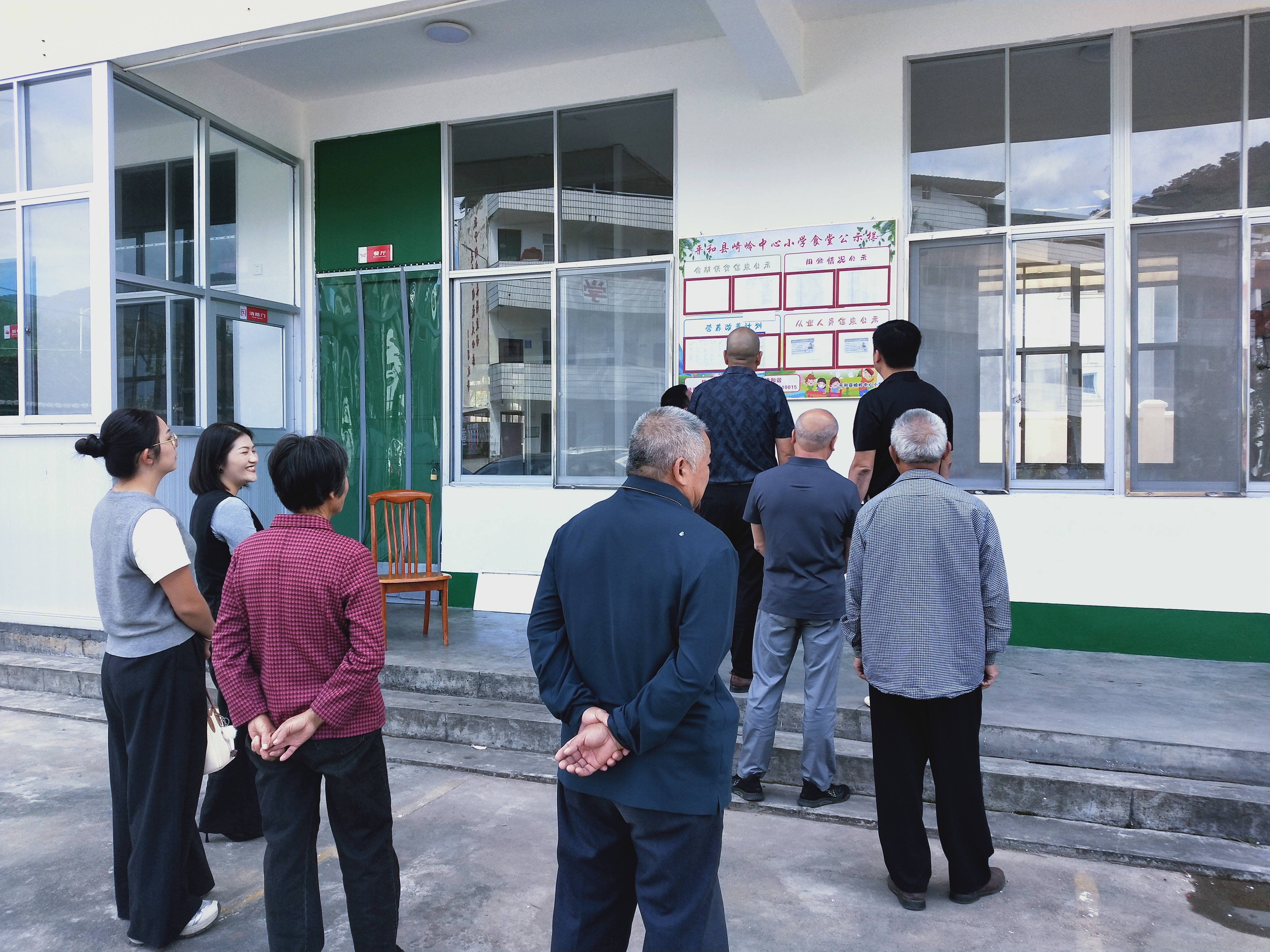 平和县崎岭中心小学开展食堂开放日活动