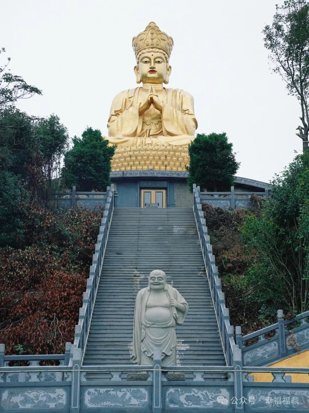 还能在平台处俯瞰潋城村金色露天大佛可以看到灵峰寺独一无二的宏伟