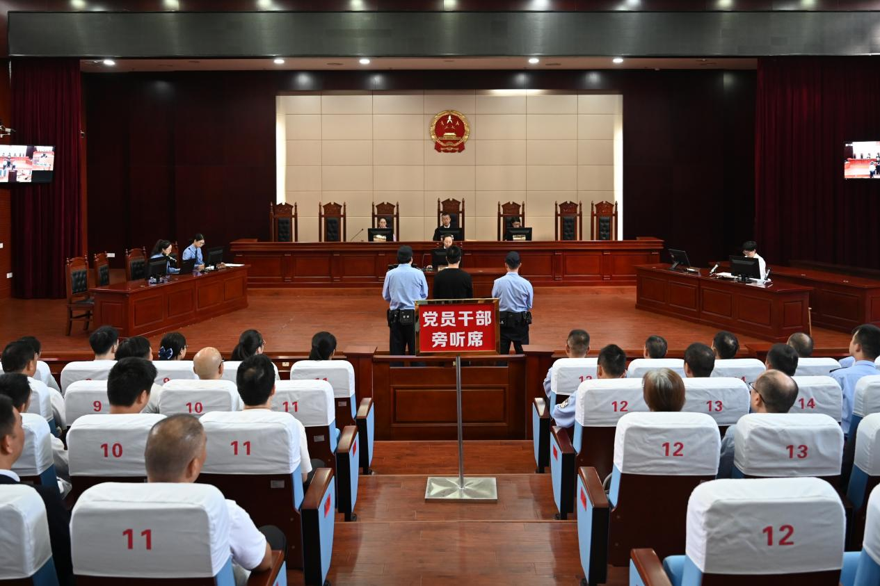 "零距离"旁听庭审,"面对面"敲响警钟!
