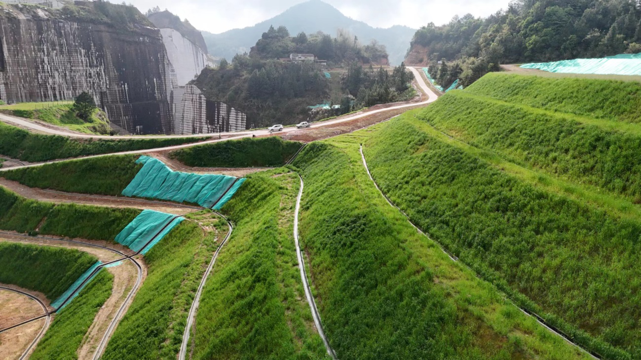 河道综合整治,植被绿化,修建栈道,观光亭,广场步行道,矿山彩绘壁画