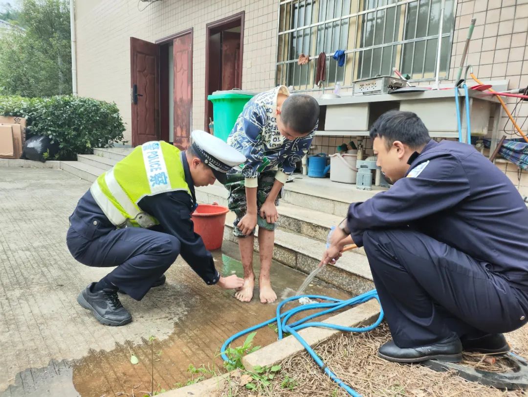 三明高速路上,有一个男孩在赤脚行走