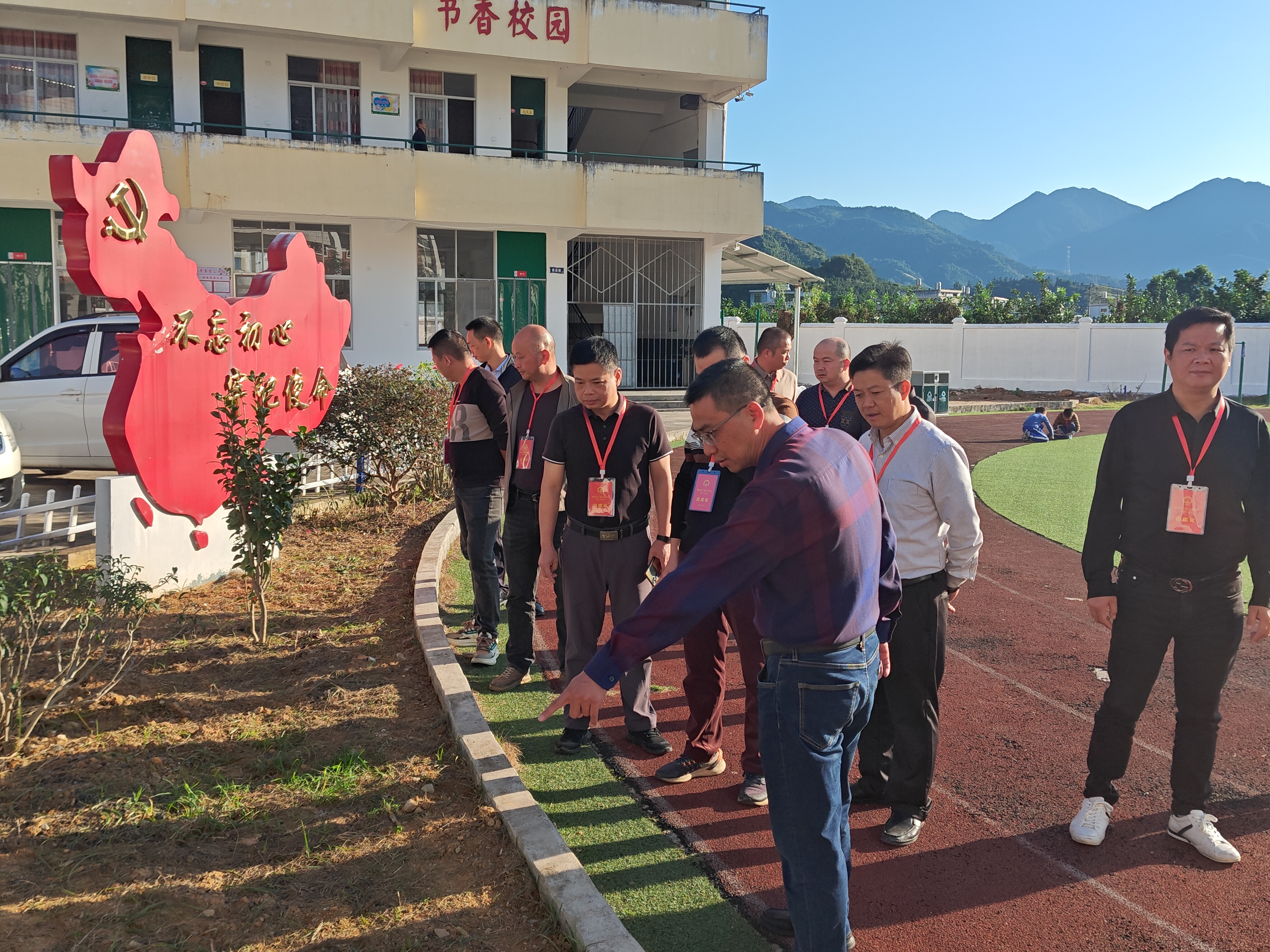 平和崎岭:县,乡人大代表调研企业及中小学,共谋地方经济与教育协同