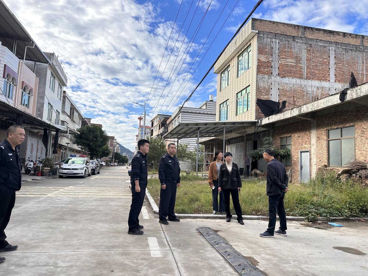 消除道路安全隐患,为群众营造安全,畅通的出行环境,近日,平和县大溪镇