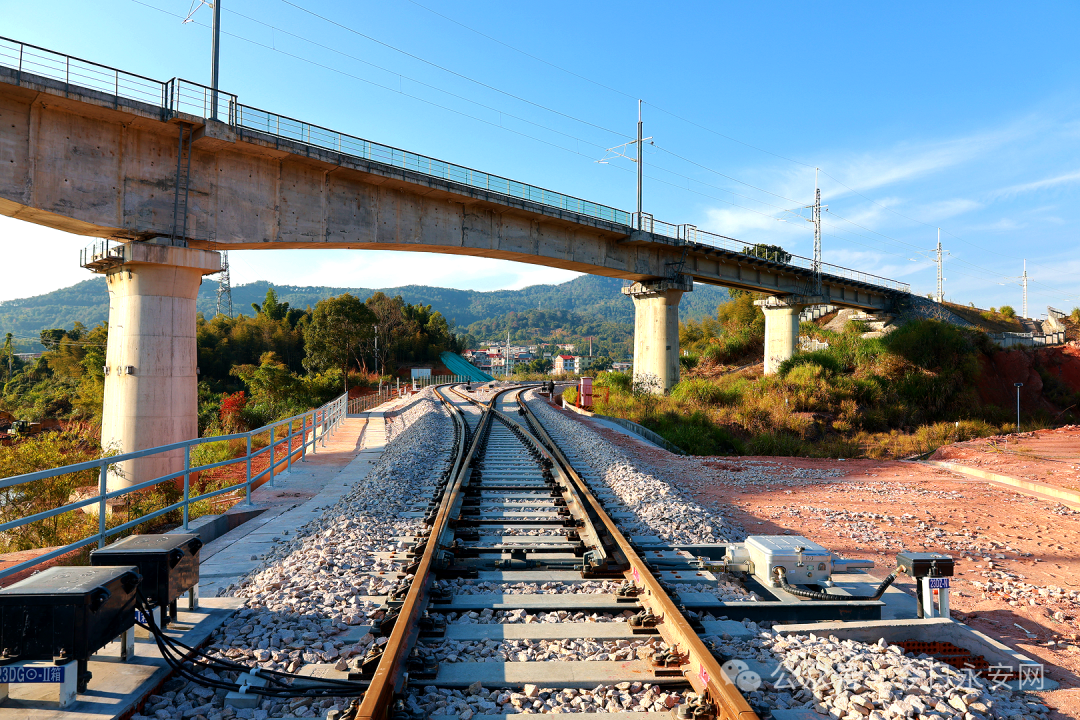 永安闽中公铁联运物流基地铁路专用线工程总投资2.2亿元,全长2