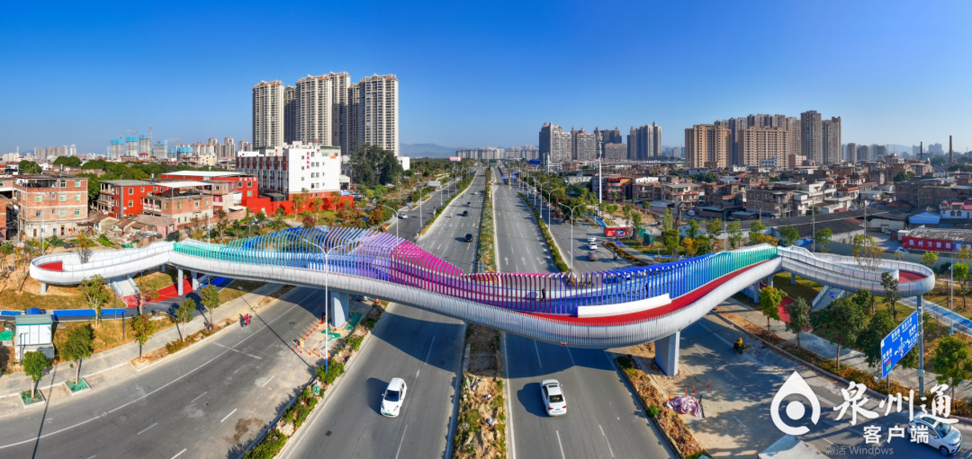 该天桥位于鲤城区泉南公路以南,南环路以北,横跨黄龙南大道