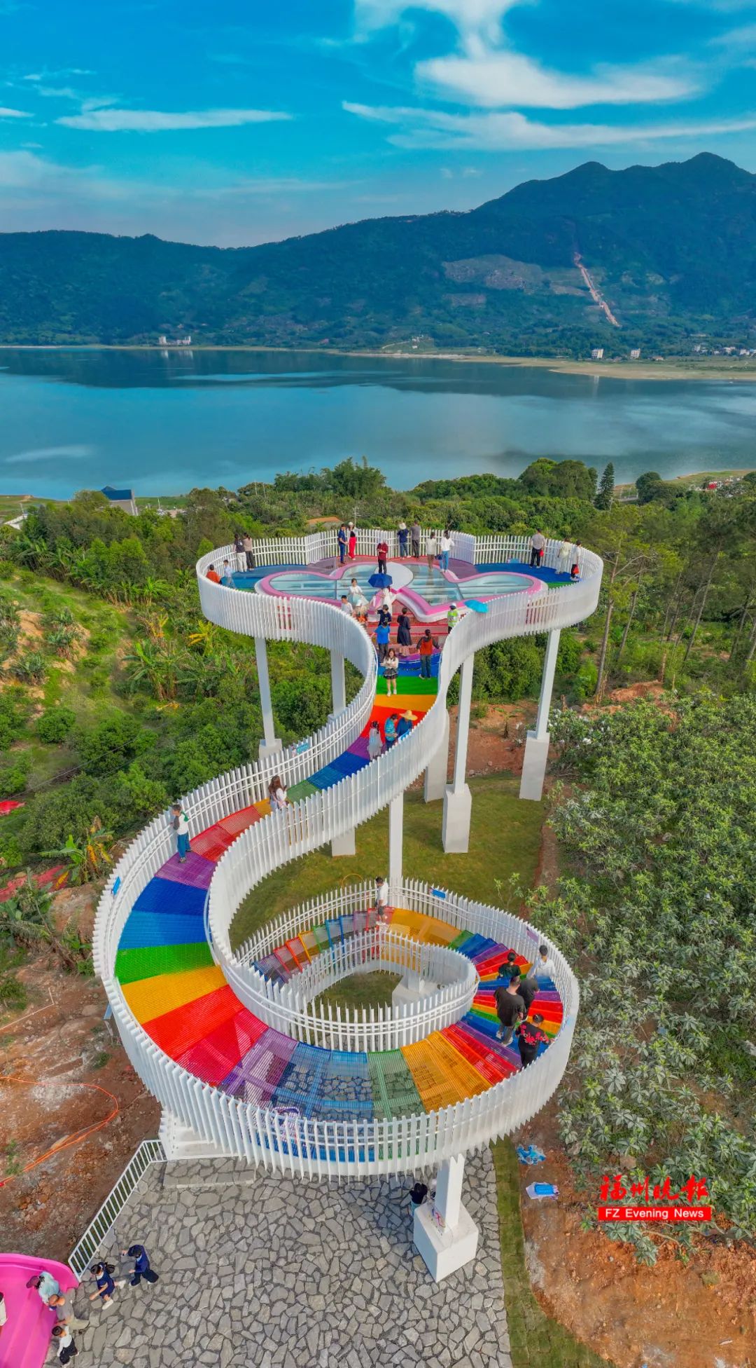 福州"悬空栈道",火了!云中漫步!很多人正赶去